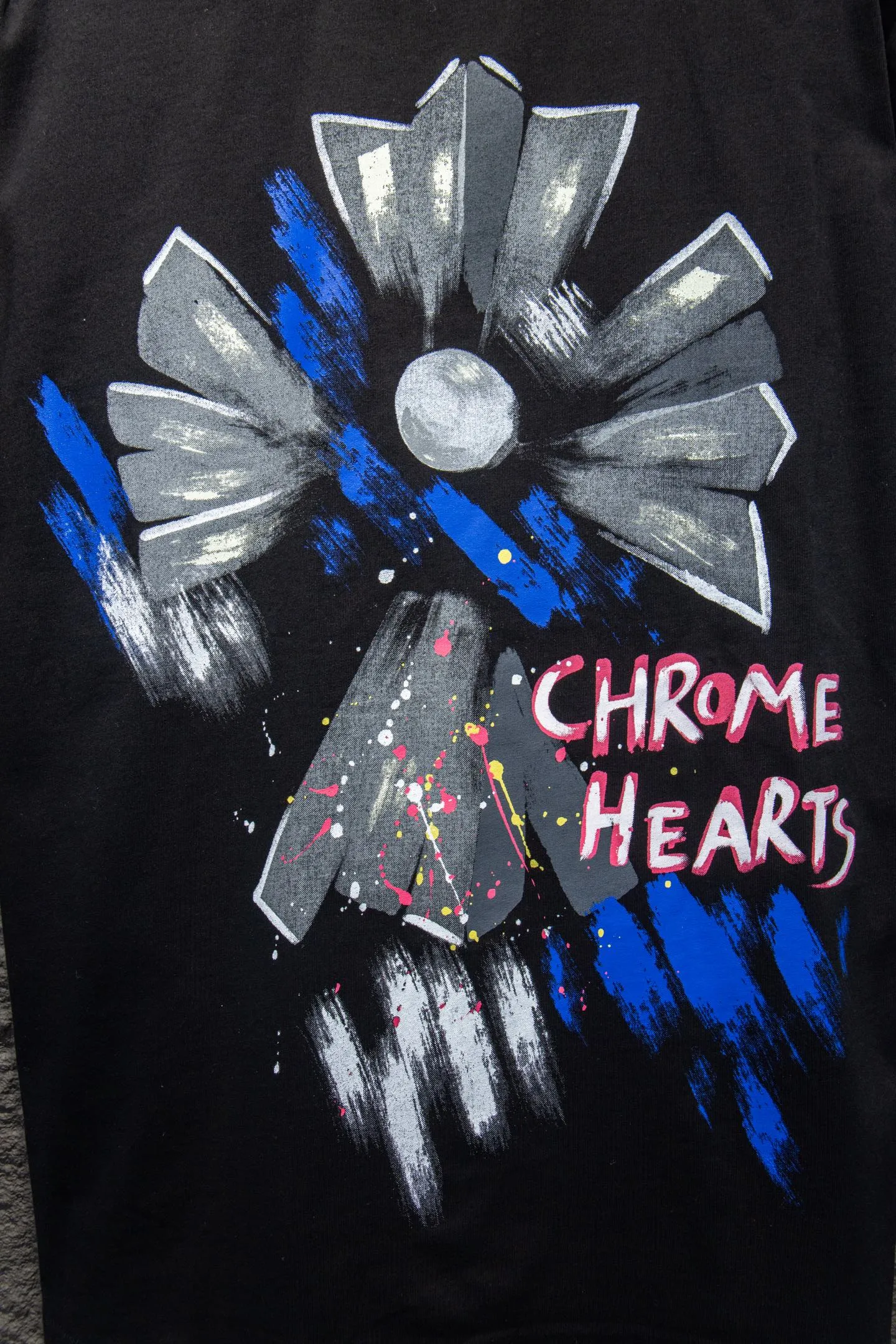 🅿️180 Style No.: 7042# Chrome hearts• 25ss ⚠YB custom-woven and custom-dyed fabrics, colors, prints, styles, and accessories. The fabrics are woven by imported machines. The uniqueness of the cloth texture creates a perfect garment effect. The fabric is made of 260-gram clean cloth with 320-gram 1*1 ribs. 4-color environmentally friendly custom-dyed fabrics, threads in the same cylinder, no color difference.  Gradient graffiti on garments, hand-made graffiti technology on garments, the details of the collar, pockets, cuffs, and front and rear threads are clearly visible. The printing uses Japanese BROTHER white ink digital direct-injection garment printing. This model is a global limited edition. In order to present a product like a work of art, after a long period of repeated determination of details, a very high-standard garment is presented. The front chest is made of direct-injection printing environmentally friendly glue material, using a mechanized printing process. Mechanical printing has high precision, the positioning accuracy can reach ±0.02mm, and the quality is stable.   The body is treated with graffiti elements, which greatly increases the interest of the clothing; it has a unique visual effect. The special washing effect creates a unique aged effect.  Croix Heart Short Sleeve must be the first short-sleeved piece in spring and summer that blurs the boundaries of unisex style. It has a classic dropped shoulder oversize version and a loose and casual upper body.  Color: Black White Size: S M L XL